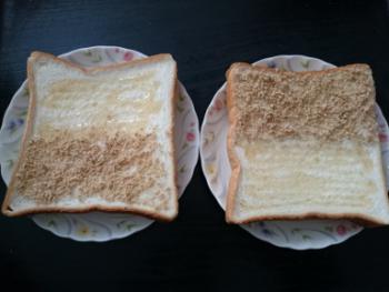 13:350:263:0:0:はちみつゴマパン。  :center:1:1::1:”/></p><p>食パンに、蜂蜜を塗りすり胡麻をかけて、半分に折って食べる。</p></div><footer class=