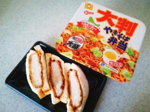 16.5:300:225:0:0:カツサンドとやきそば弁当。  :none:1:1::1:”/></p><p>ロースカツサンドが売っていたので、今月二度目のカツサンド。</p><p>やきそば弁当（大盛り）は夫とシェアした。</p></div><footer class=